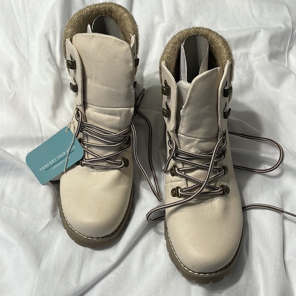 Boots - Picture 8 of 9